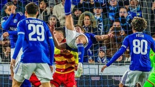 倒钩绝平+11场8球！23岁阿根廷神锋逆袭，从韧带撕裂到法甲射手王