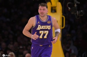 湖人被马刺残阵打到七寸 老詹重掌球权拖累里夫斯？